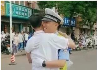 這一抱好暖！兒子場內(nèi)高考交警父親場外執(zhí)勤