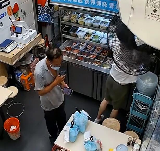 六旬老人手拿放大鏡看單號(hào)送外賣，店主：不容易，很心疼
